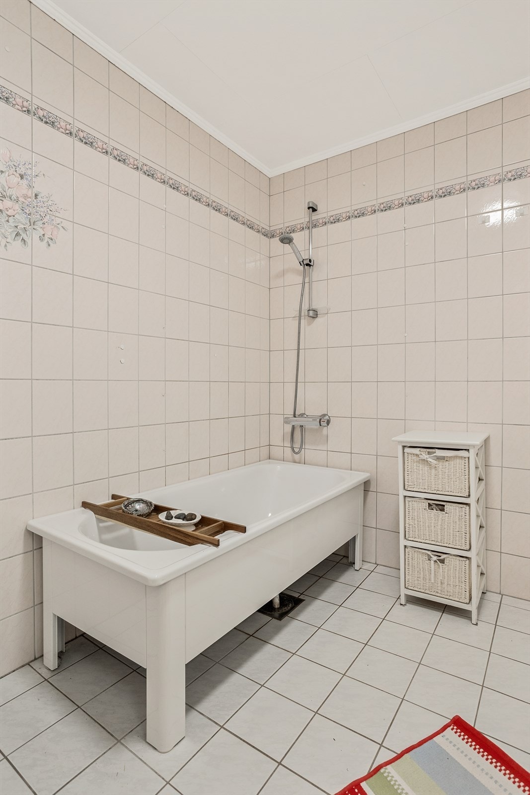 Badet er fra byggeåret og utstyrt med badekar. Galleribilde