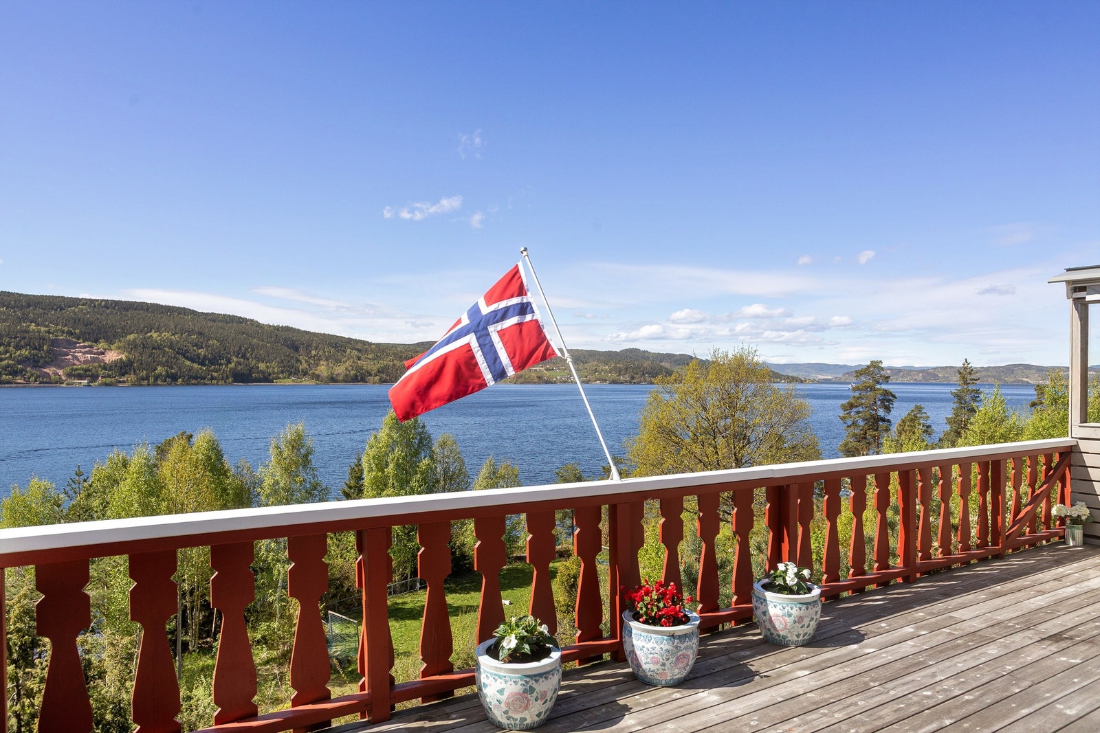 Nydelig fjordutsikt og meget gode solforhold Galleribilde