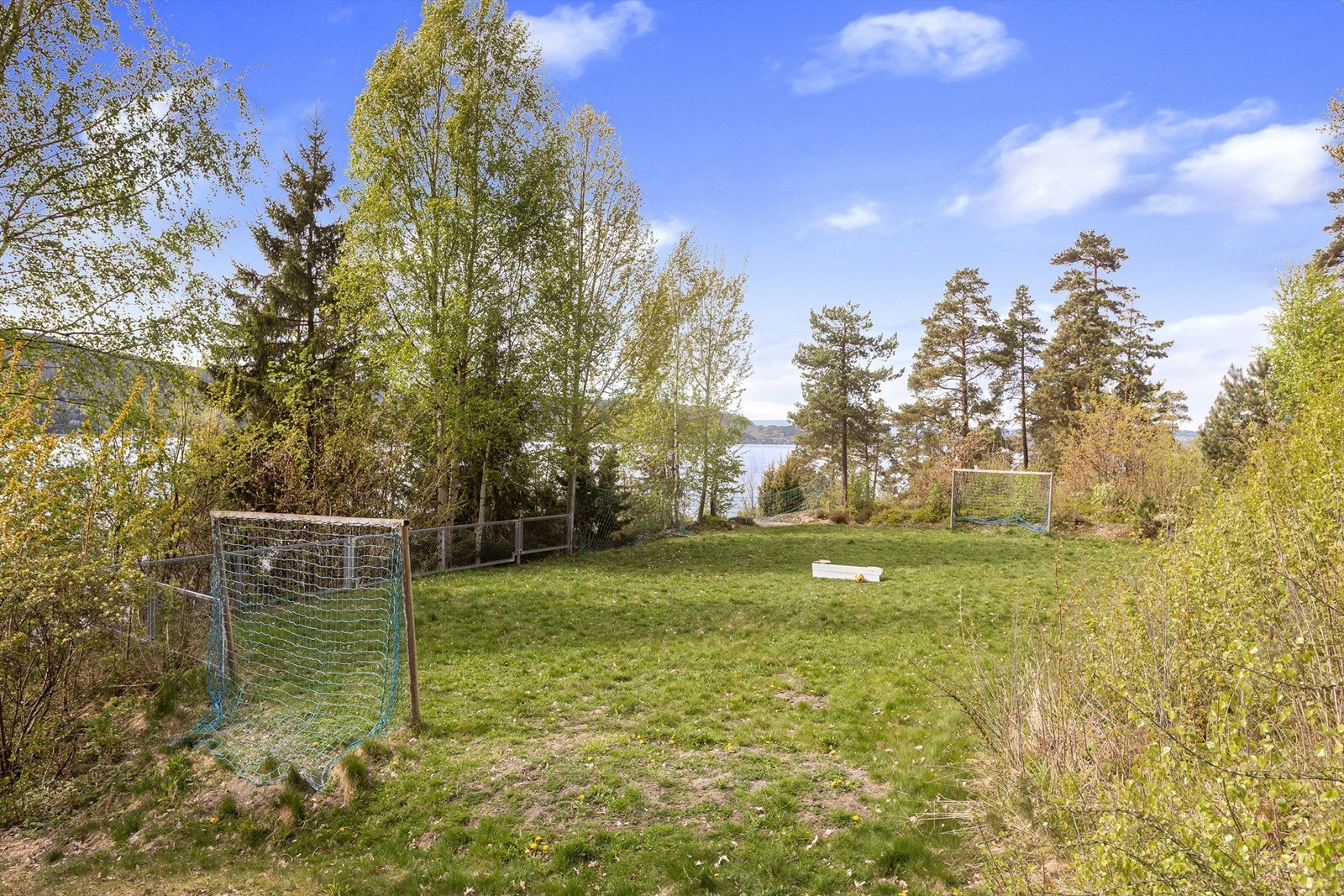 Liten fotballbane inne på hyttefeltet Galleribilde
