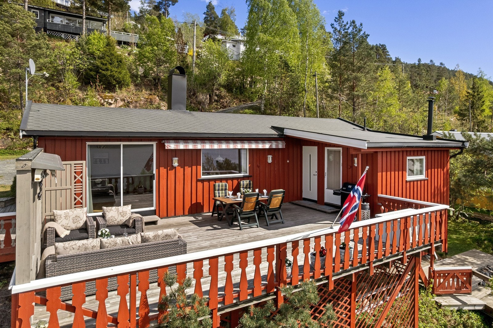 Stor solrikt beliggende terrasse Galleribilde