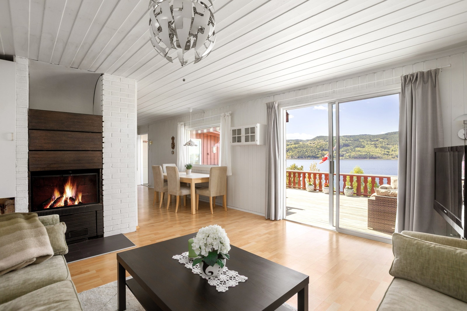 Stue med god plass til sofagruppe og spisestue - Utgang til terrasse Galleribilde