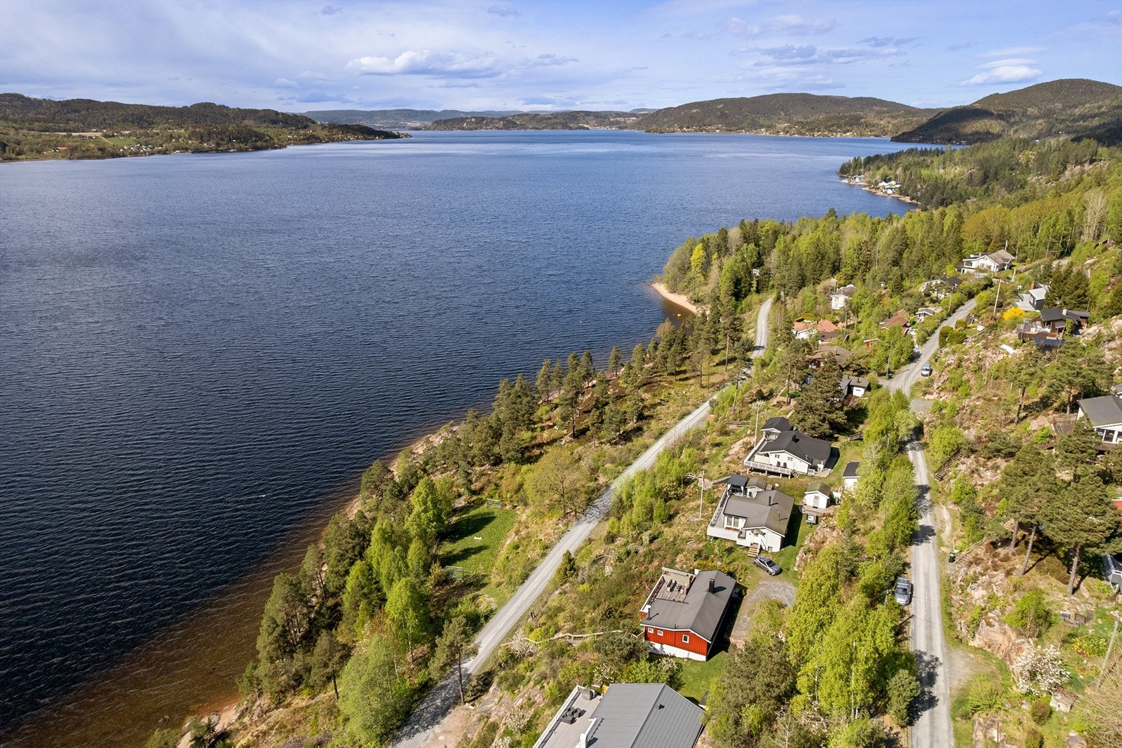Med fjorden som nærmeste nabo - Trapp ned fra hytta og bilvei på baksiden ned til hytta Galleribilde