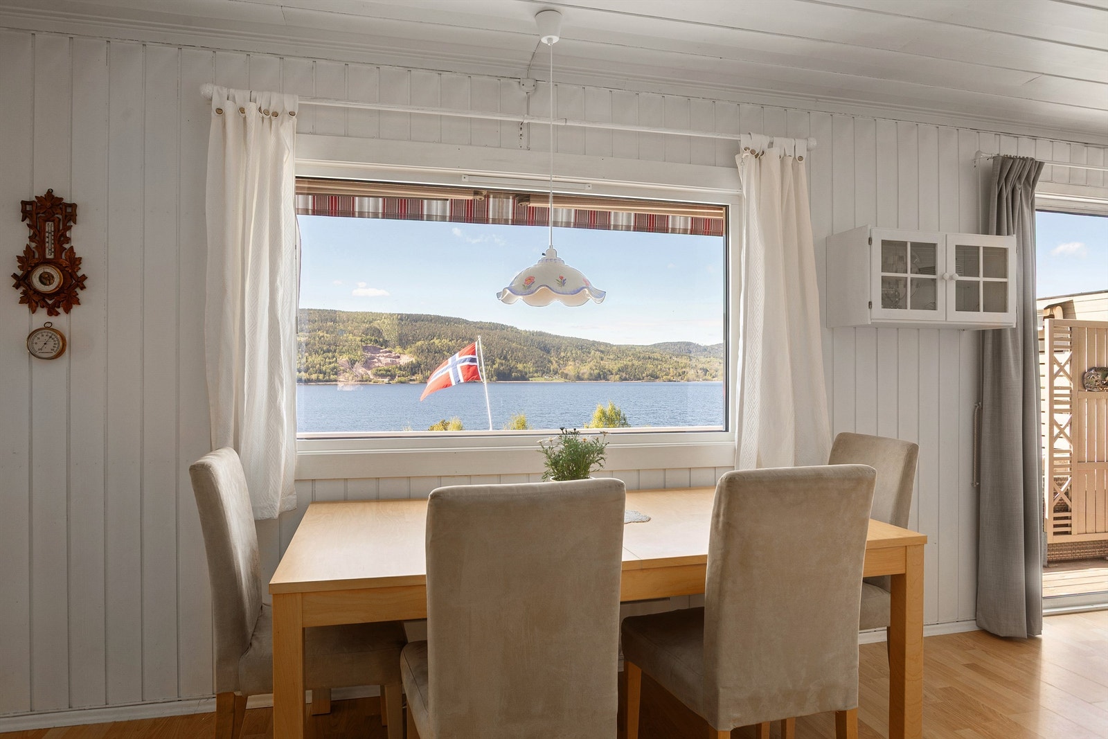 Utsikten nytes også fra både stue og spisestuen Galleribilde
