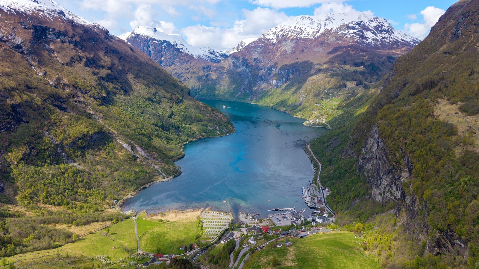 Om vinteren er fjellene rundt ideelle for toppturer på ski, og området tiltrekker seg skientusiaster fra hele landet. Galleribilde