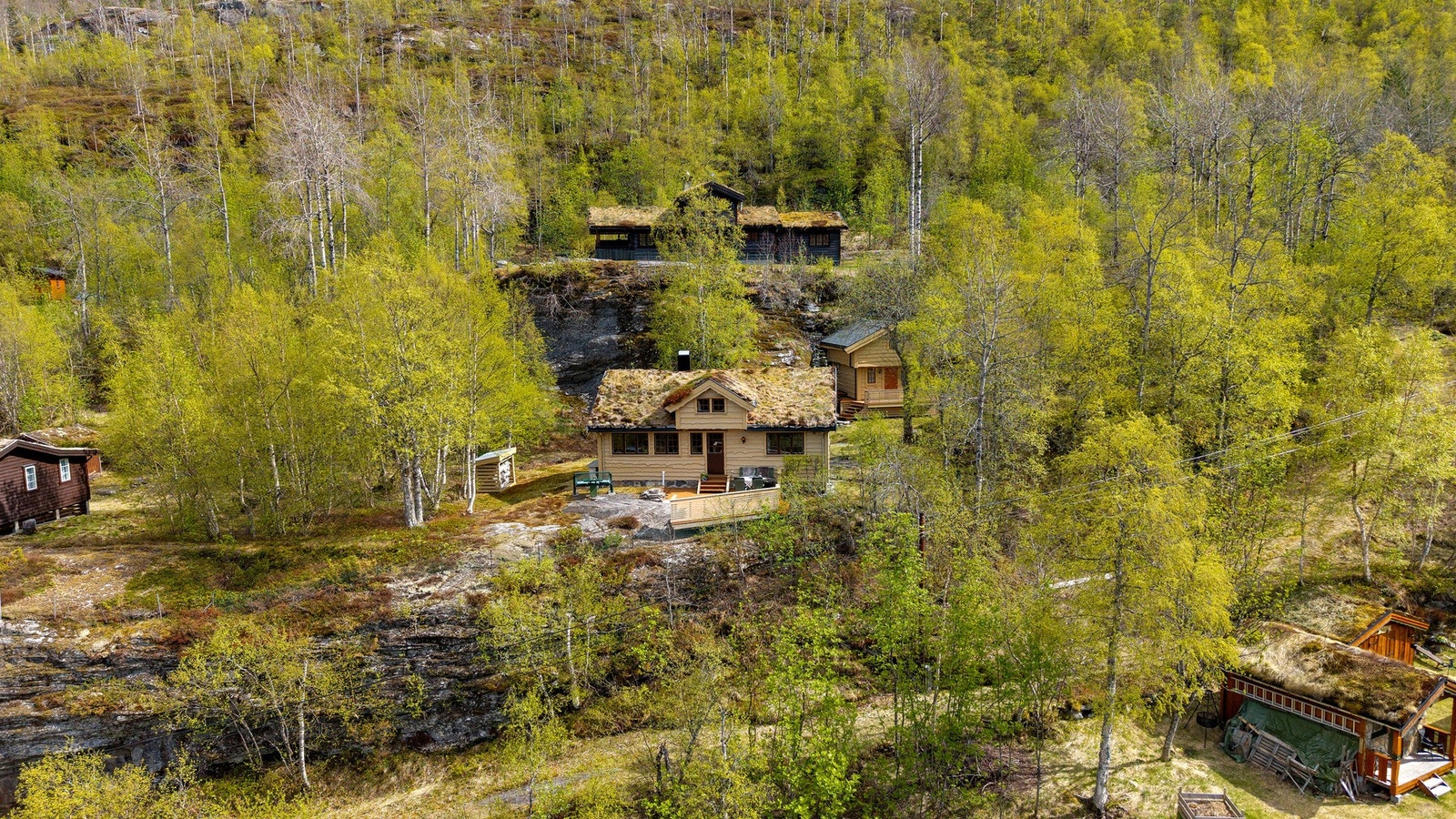 Sjarmerende og særegen fritidseiendom med fantastisk beliggenhet ovenfor Flydalsjuvet i Geiranger. Galleribilde