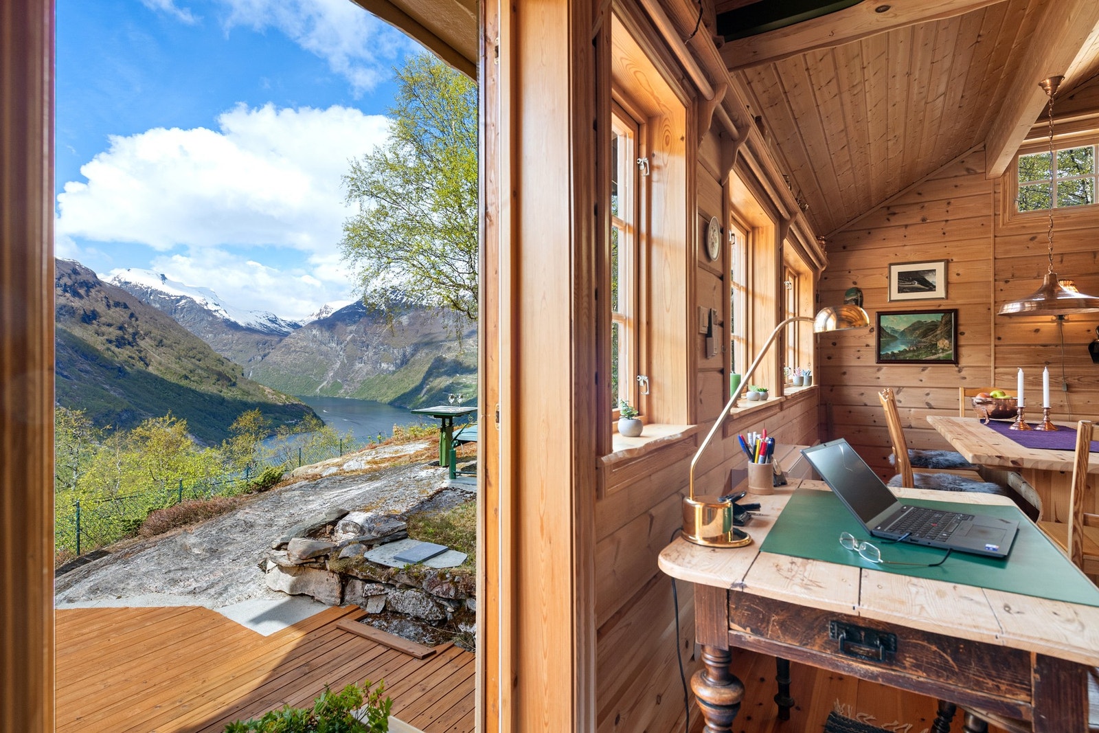Utgang fra stue til terrasse/uteområde på fremsiden av hytten. Galleribilde
