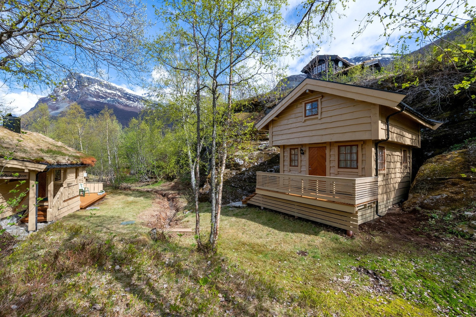 Eiendommen har en flott tunløsning med egen opparbeidet parkeringsplass en kort gåtur fra hytta, hellelagt sti frem til hytta og et nyere oppført stabbur/uthus i eldre stil. Galleribilde