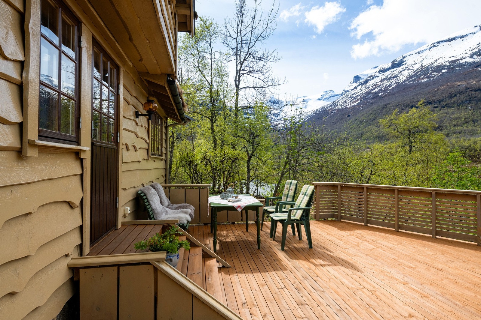 Terrassen på forsiden av hytta vender mot fjorden og har gode solforhold langt ut på
sommer- og kveldstid. Galleribilde