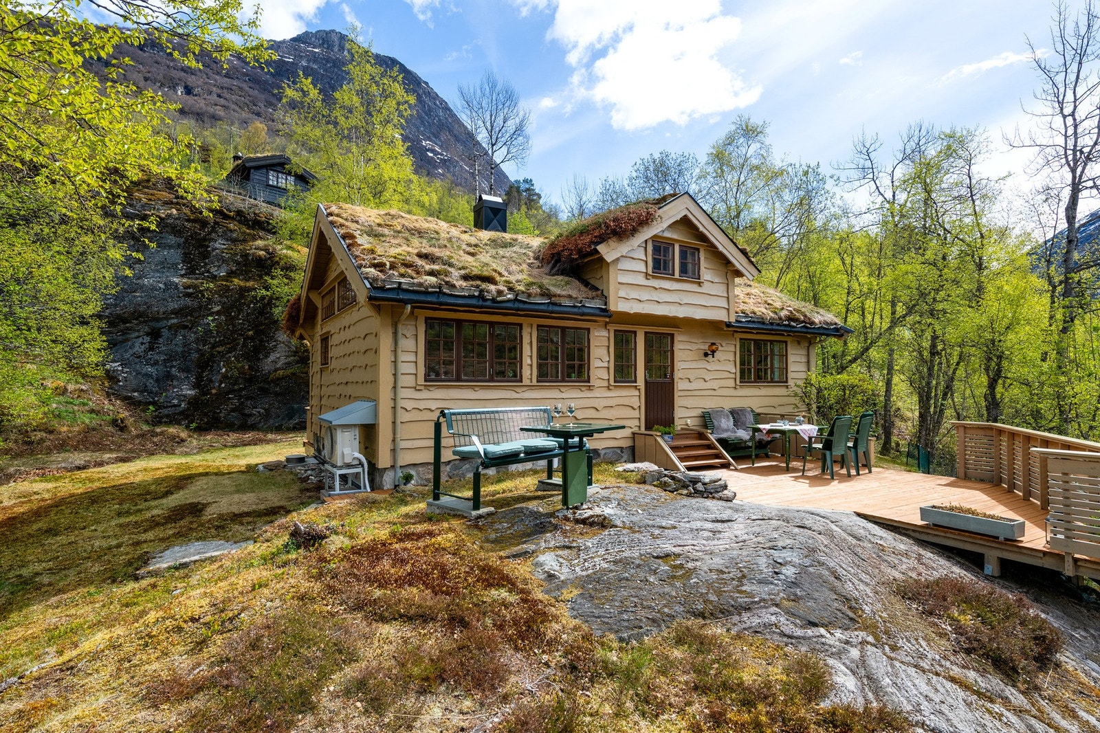 Hytta ligger høyt og fritt til i terrenget med svært gode solforhold gjennom dagen. Den åpne beliggenheten gjør at lite vegetasjon eller terreng skjermer for solen. Galleribilde
