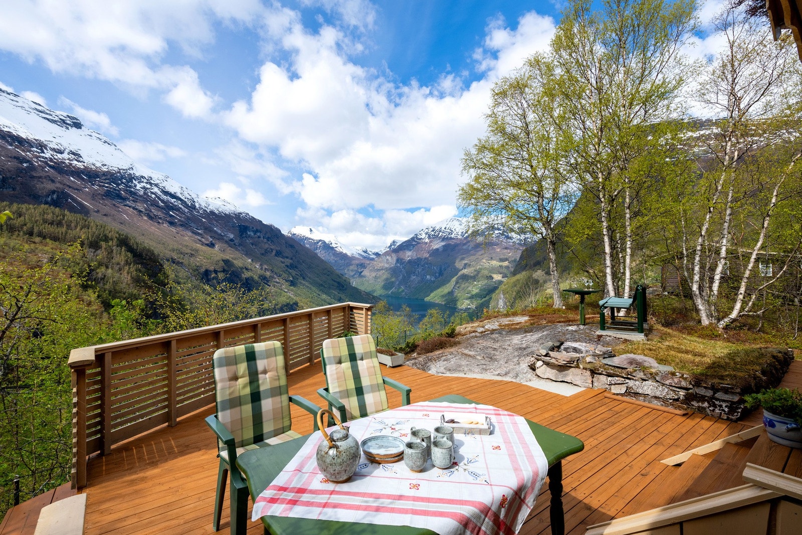 Hytta ligger i et av Norges mest spektakulære landskap, tett inntil UNESCOs
verdensarvområde, med utsikt mot Geirangerfjorden og de majestetiske Sunnmørsalpene. Galleribilde