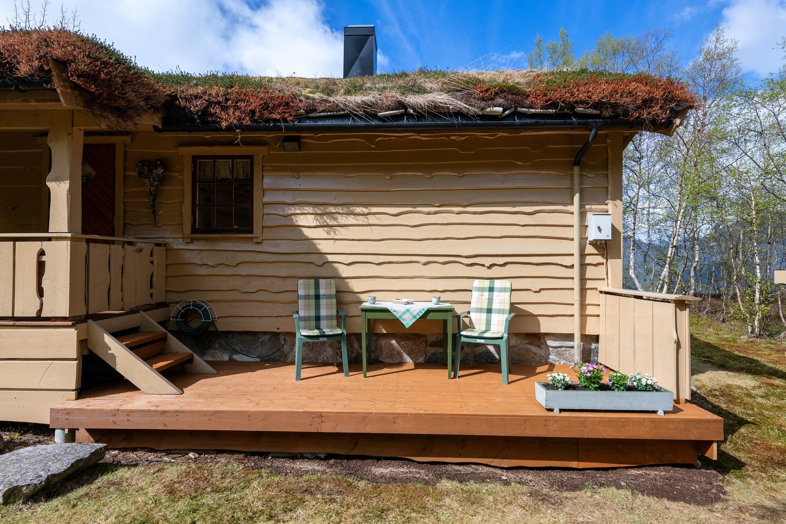 På baksiden av hytta er det terrasse med flott morgensol - perfekt for rolige frokoster med utsikt mot fjellene. Galleribilde