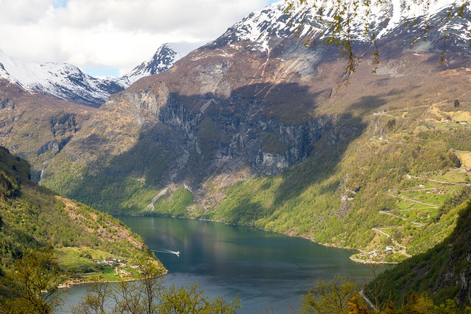 På slutten av 1800-tallet begynte de første turistene å komme til Geiranger. Den dramatiske naturen tiltrakk reisende fra hele Europa, og Geiranger utviklet seg gradvis til en av Norges
viktigste turistdestinasjoner. Galleribilde