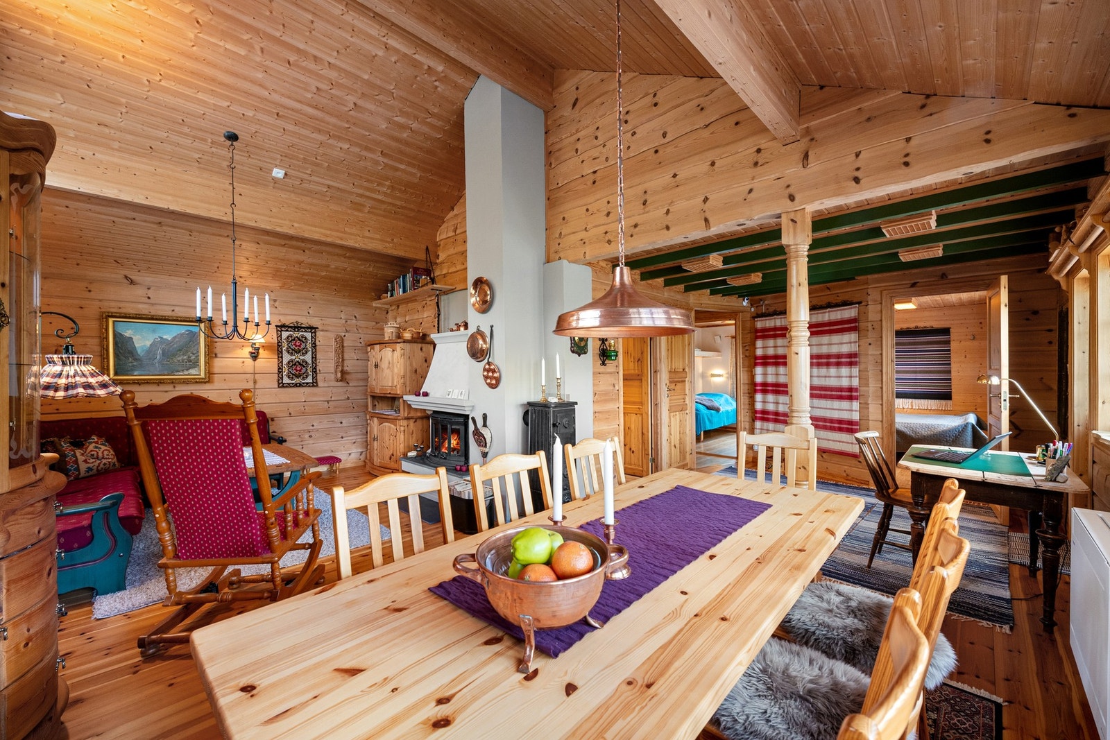 Romslig stue. Galleribilde