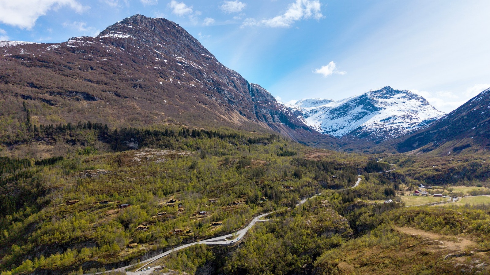 Om sommeren finnes det et
stort nettverk av merkede turstier i området, både korte familieturer og mer krevende
fjellturer. Galleribilde