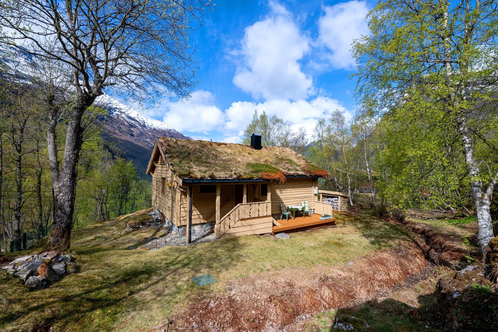Hytta ble ferdigstilt rundt 1995 og er tegnet av Svein Barstad fra Ørsta. Den er bygget som
en kopi av en tradisjonell Sunnmørsstove (Liabygdstova ved Sunnmøre Museum i Ålesund
fra 1856), med villmarkskledning og torvtak. Galleribilde