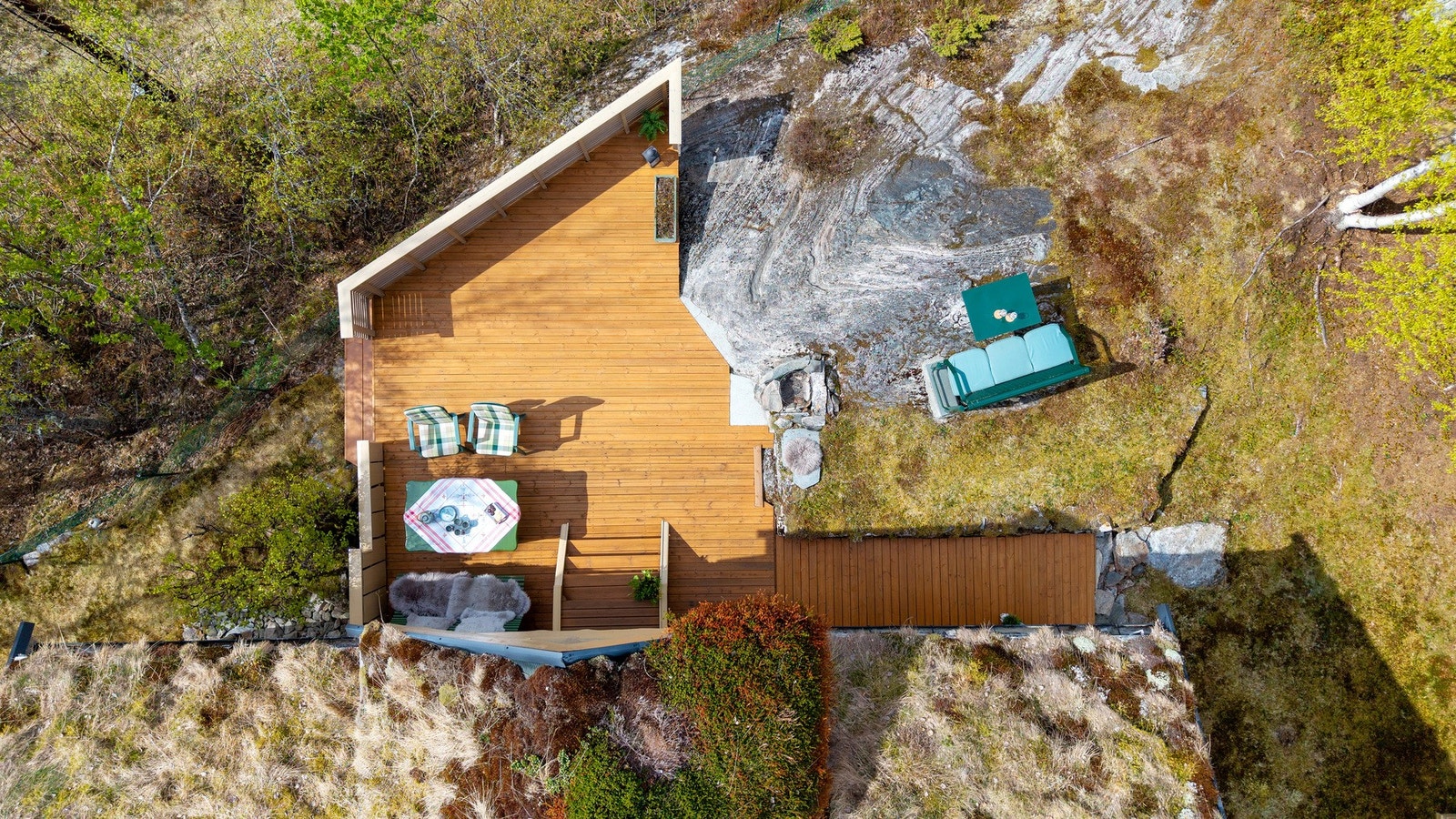 Stor solrik uteplass på fremsiden. Galleribilde