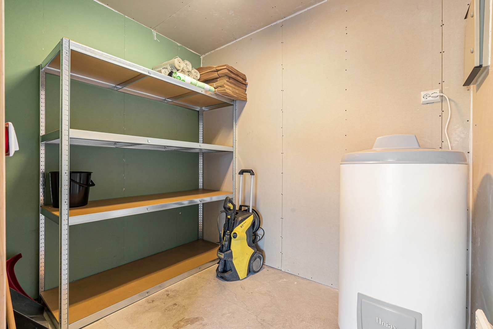 I boden i carport har en god lagringsplass Galleribilde