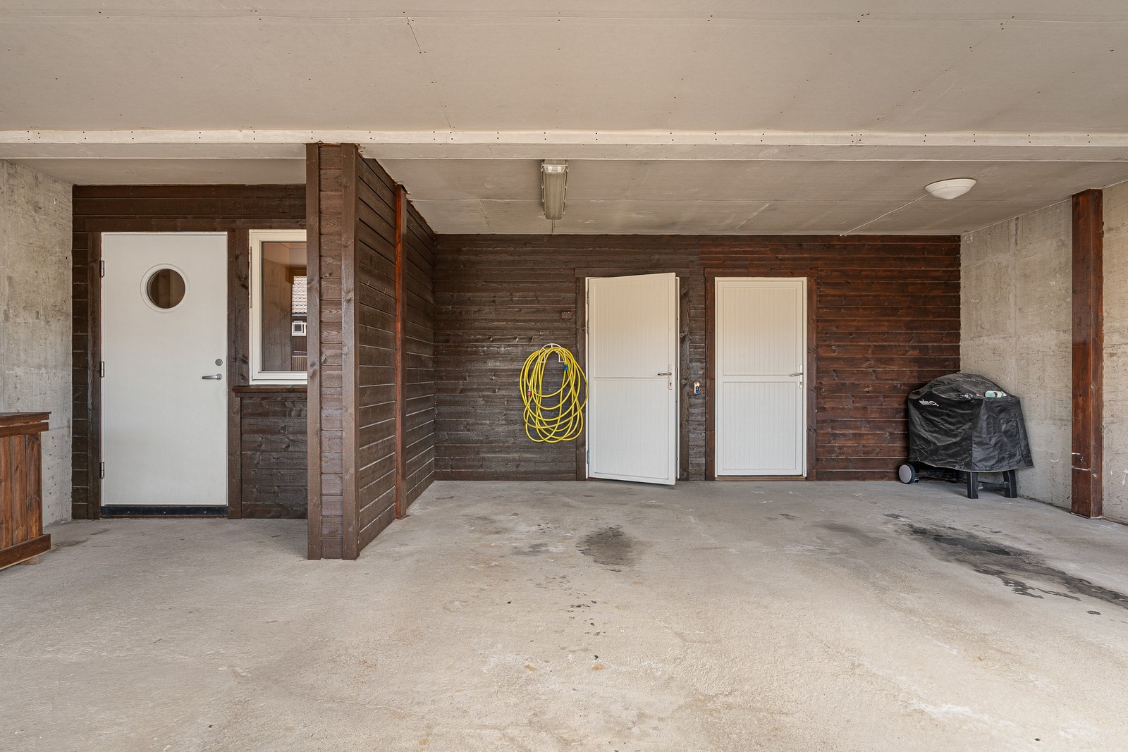 Praktisk bod i carport Galleribilde