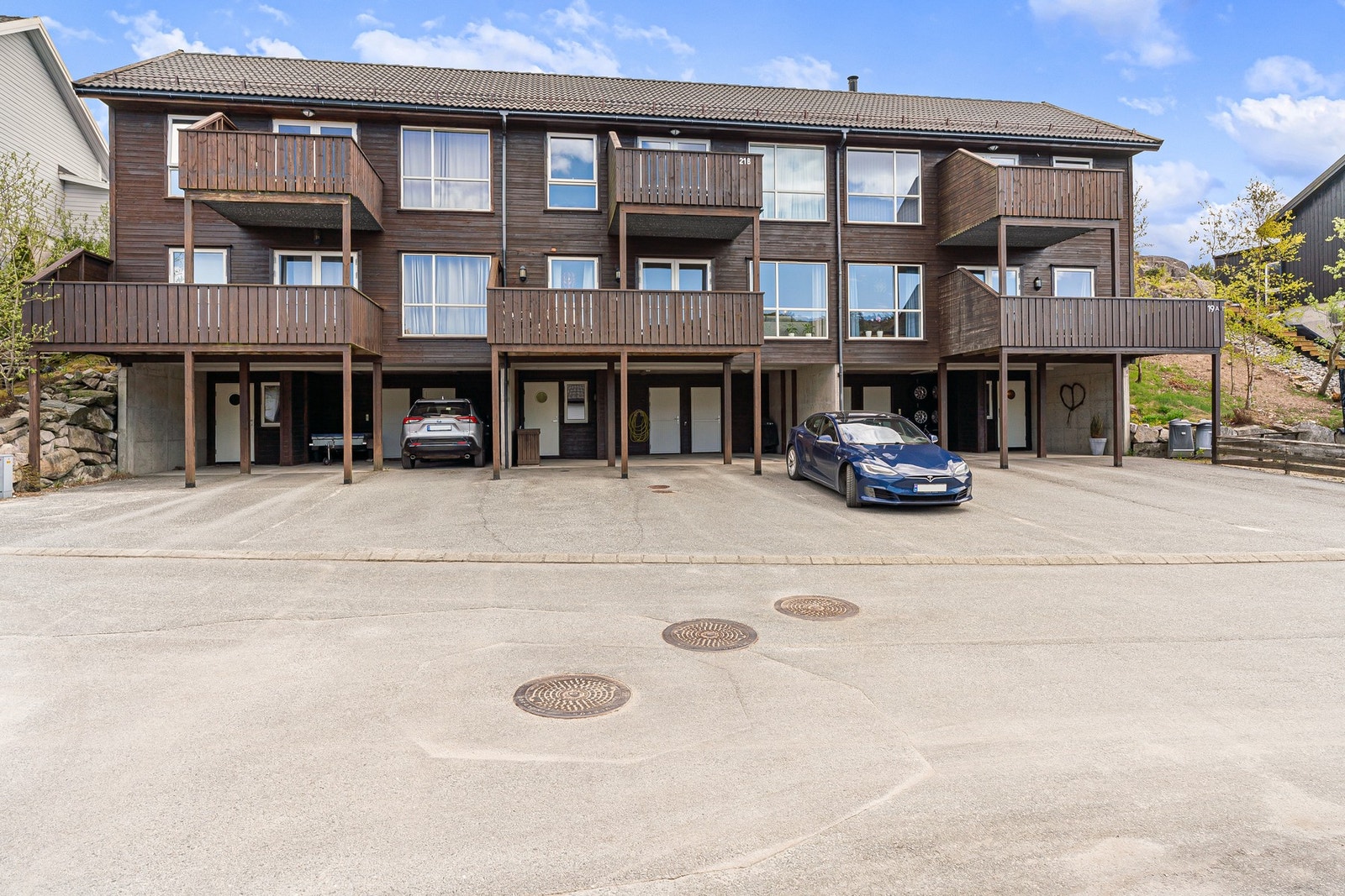 God parkering i carport og på utsiden av carport. Bilder tatt av Arnt Ove Skailand-Meinert v. Skailand Foto Galleribilde