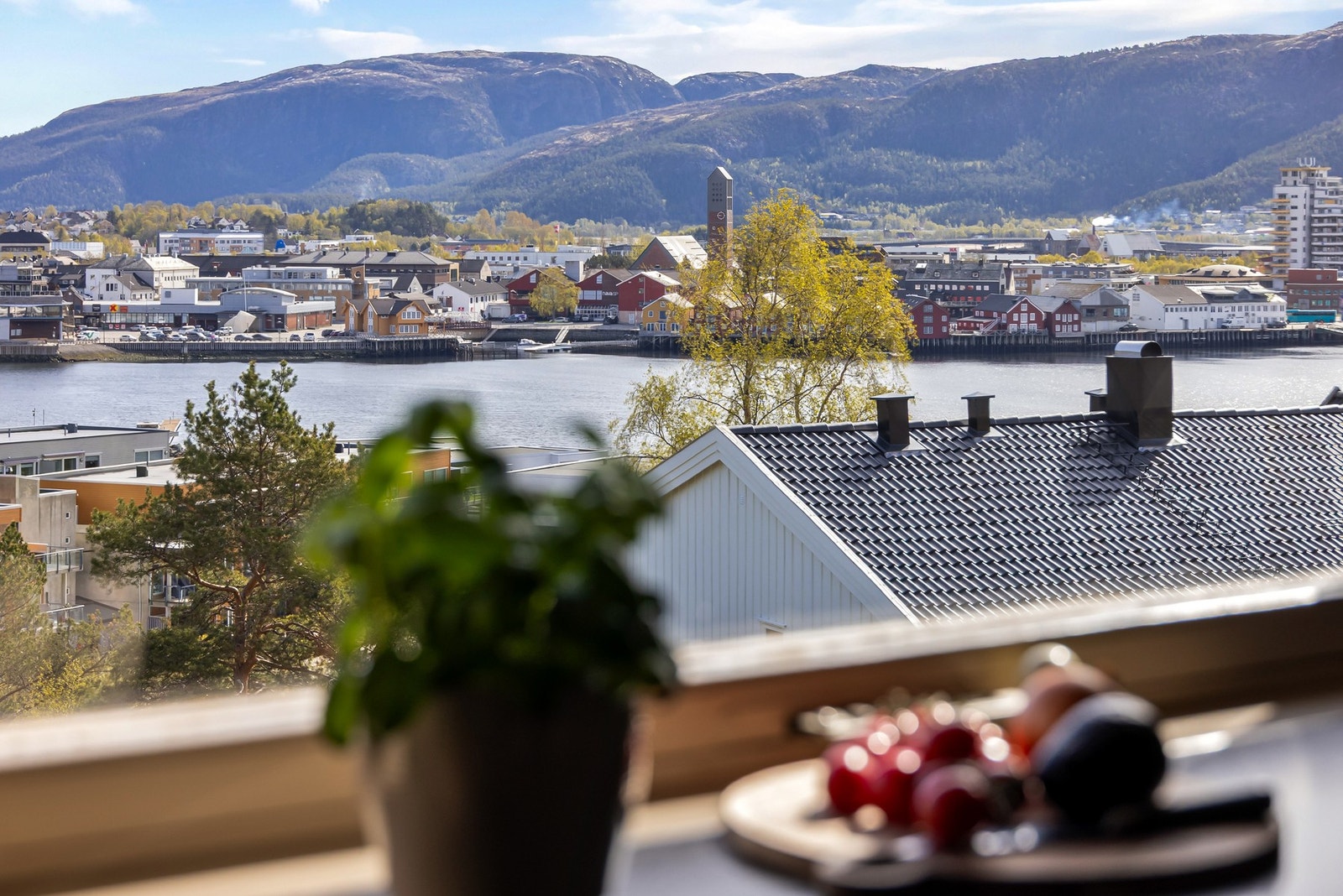 Vakkert skue mot havnerekka i Namsos Galleribilde