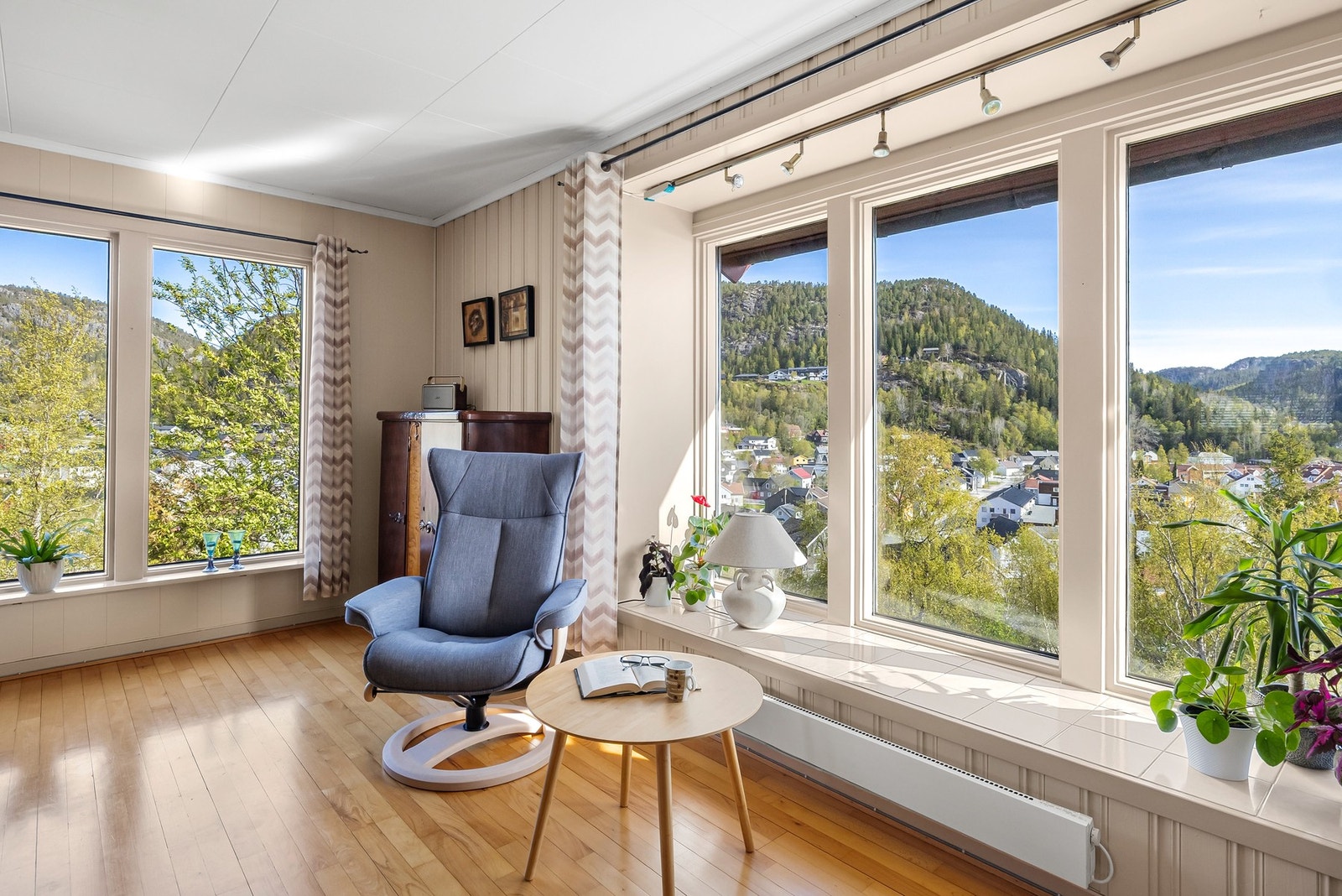Lyst og trivelig med godt lysinnslipp fra vindusflater Galleribilde