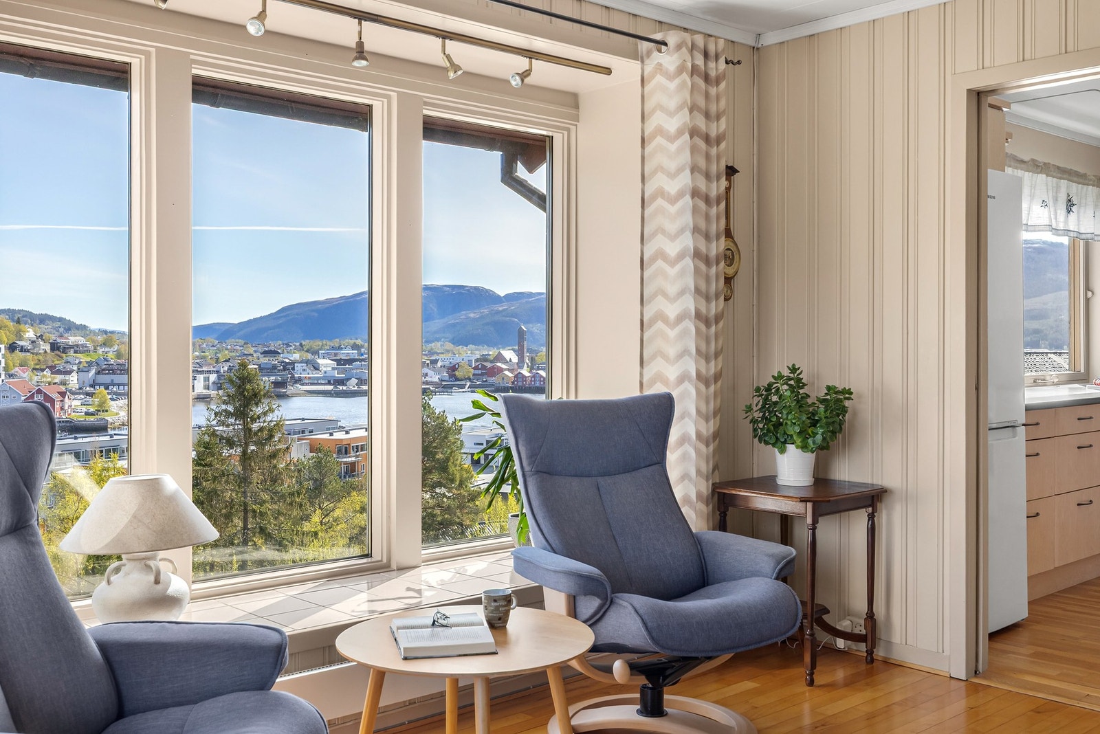 Flott utsikt mot Vestre Havn, byen og fjorden! Galleribilde