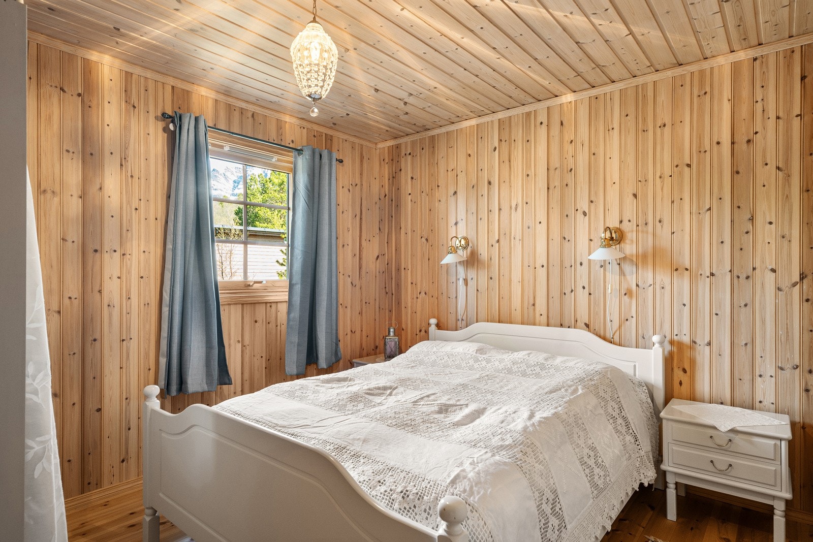 Det er to soverom i hovedetasjen. Plass til dobbeltseng og garderobe.