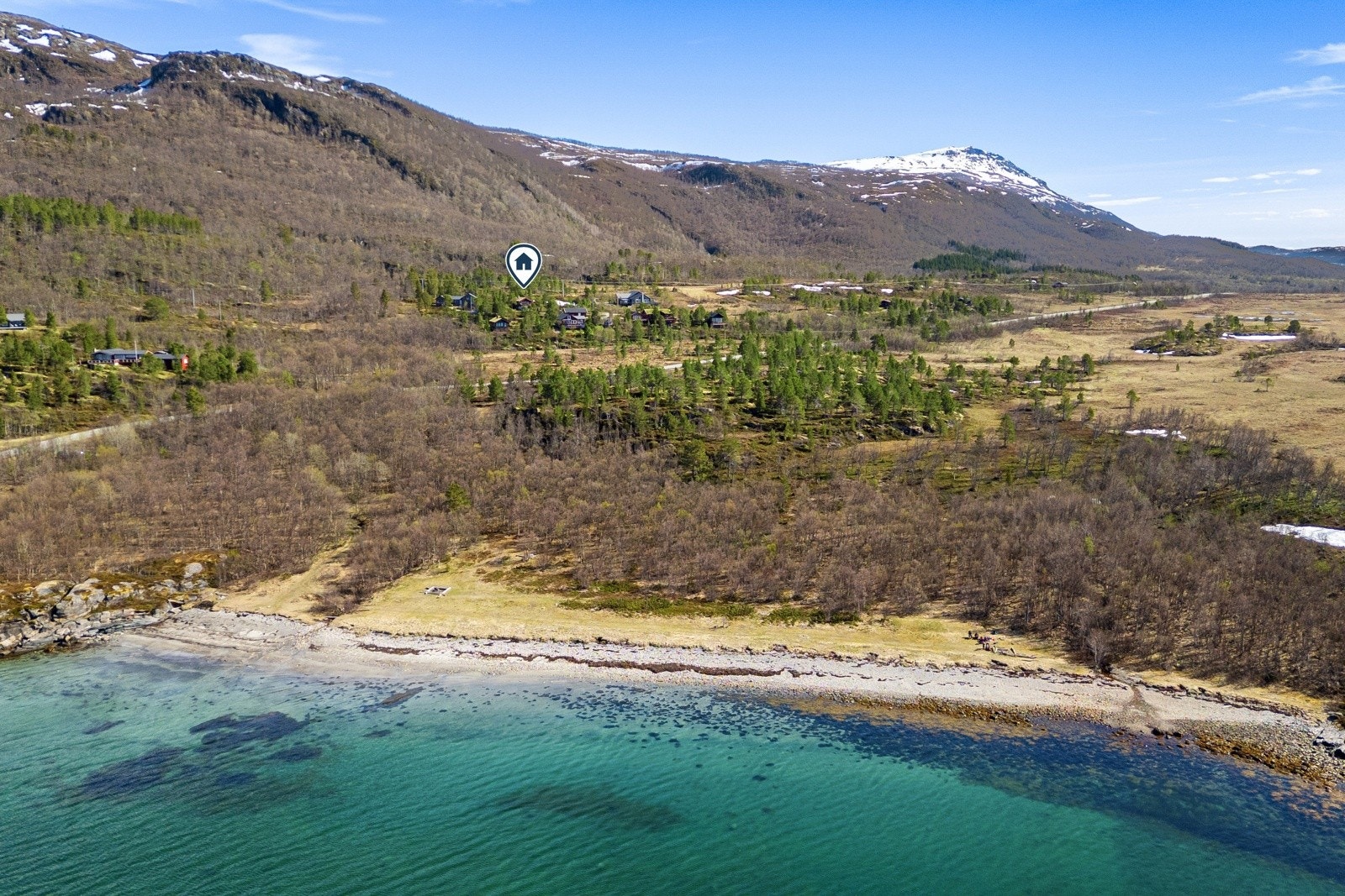 Landskapet rundt preges av en nydelig furuskog, lave og høye fjell, samt nærhet til sjøen, hvor det finnes strand og fjære.