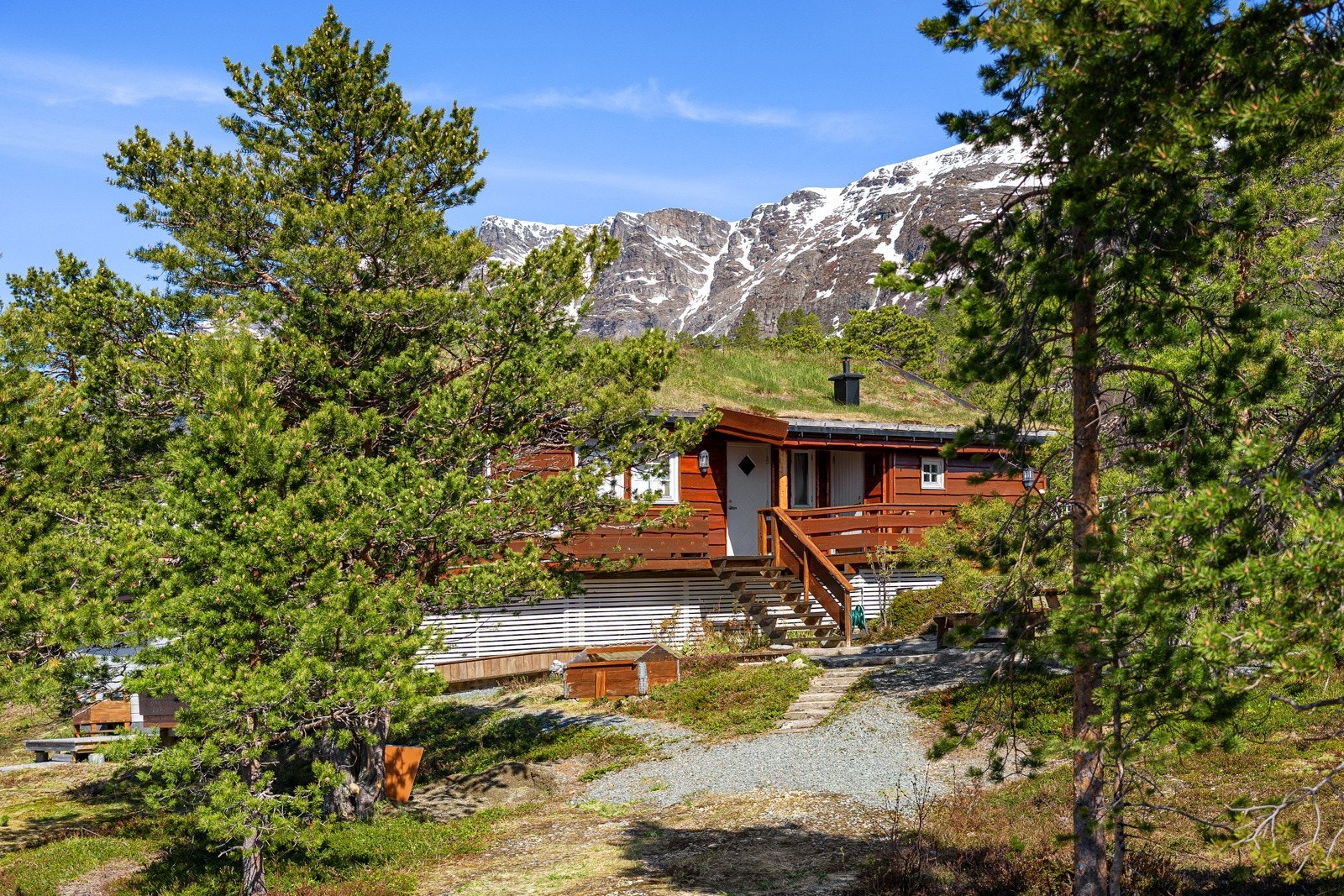 Hytta har gode utearealer og umiddelbar nærhet til fantastisk natur.