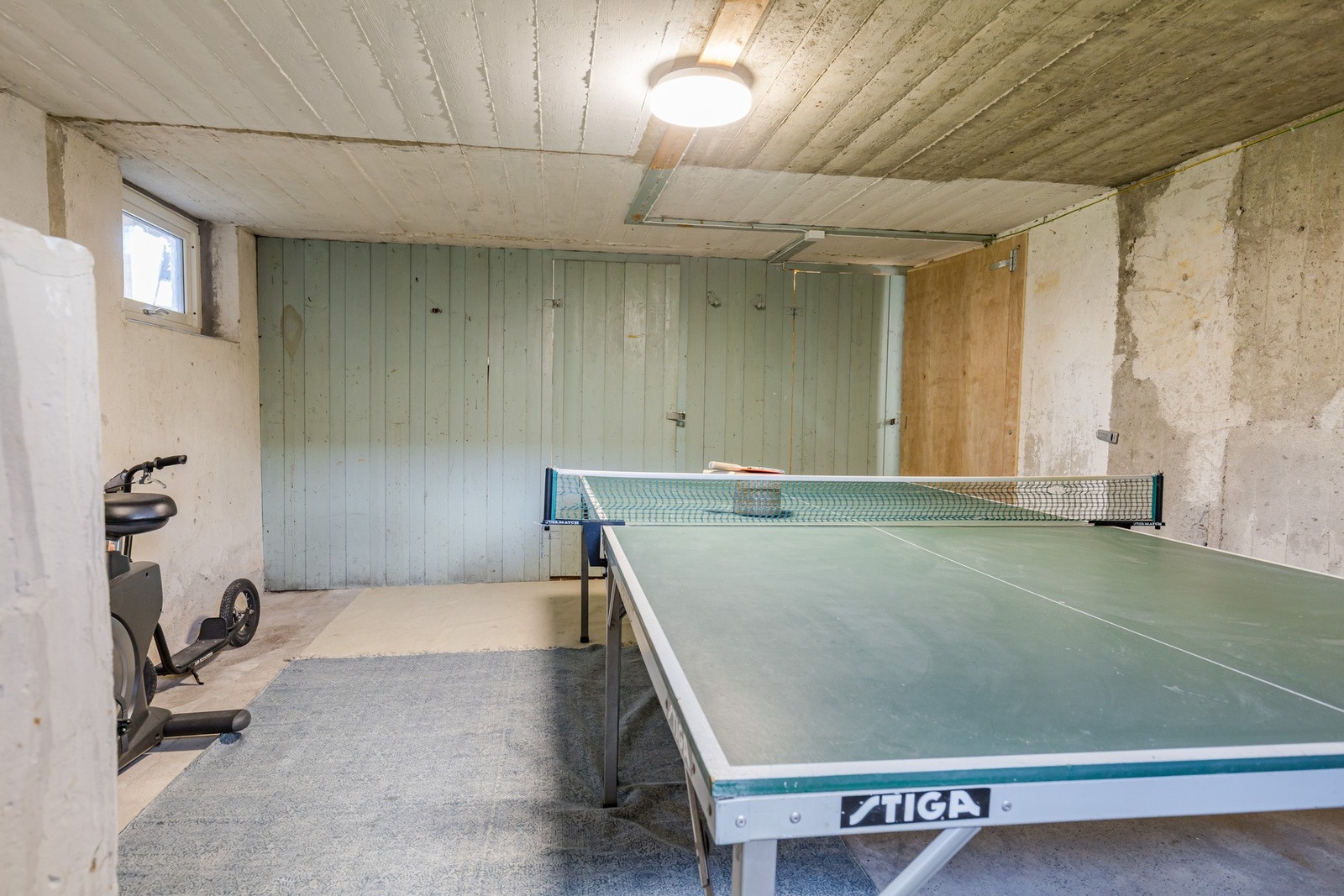 Kjellerbod med bortennisbord Galleribilde
