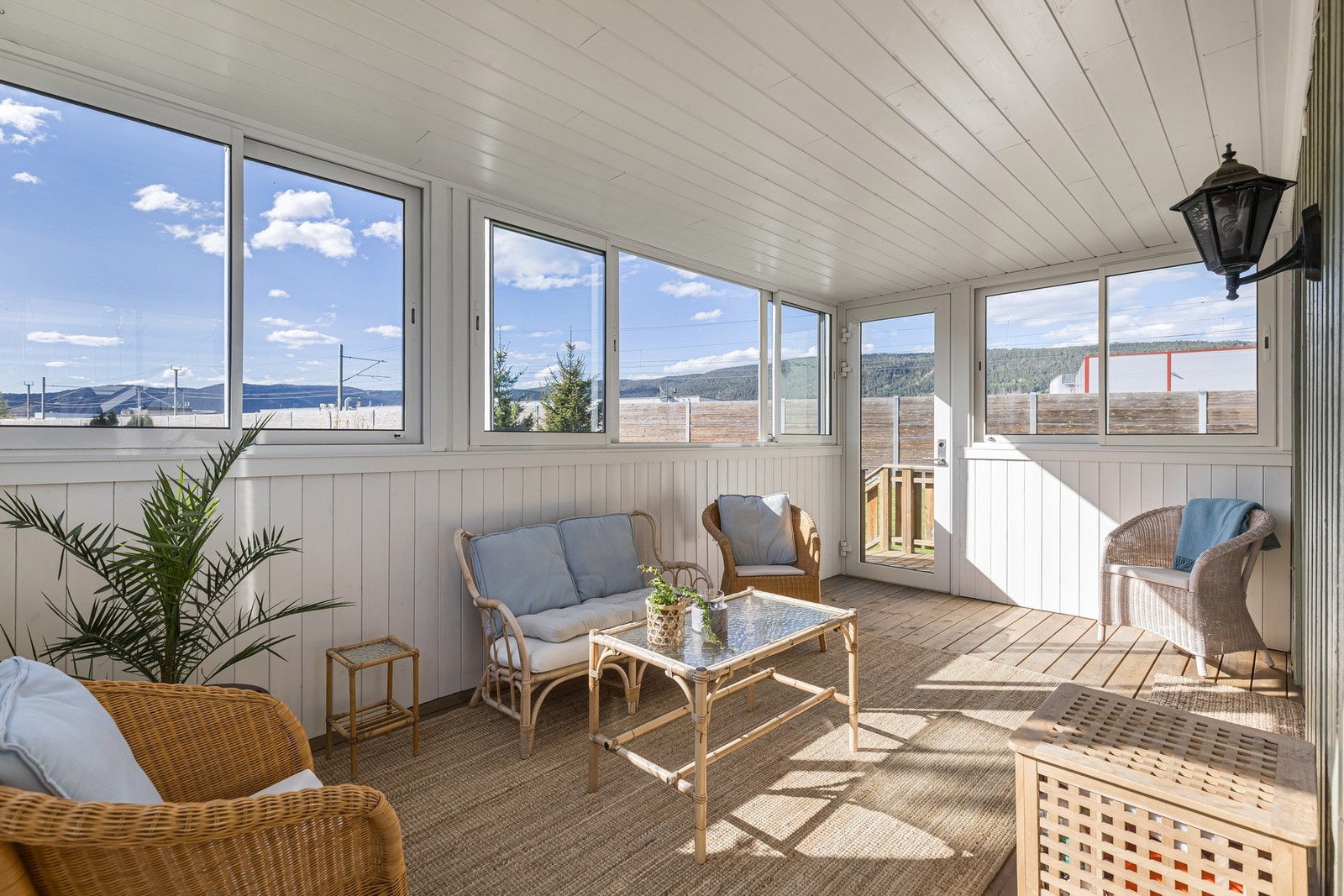 Lys hagestue med store vindusflater og flott utsikt. Galleribilde