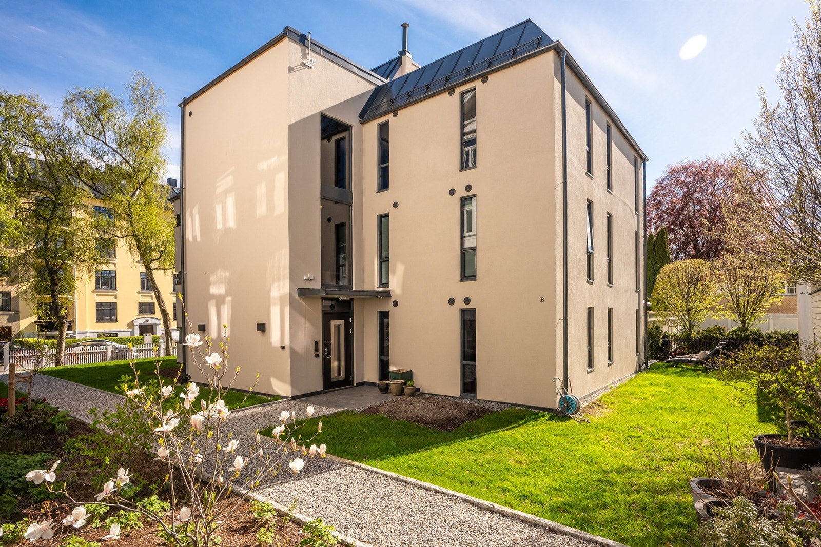 Leiligheten er en del av et sameie, med flotte og forssegjorte uteområder rundt boligen. Galleribilde