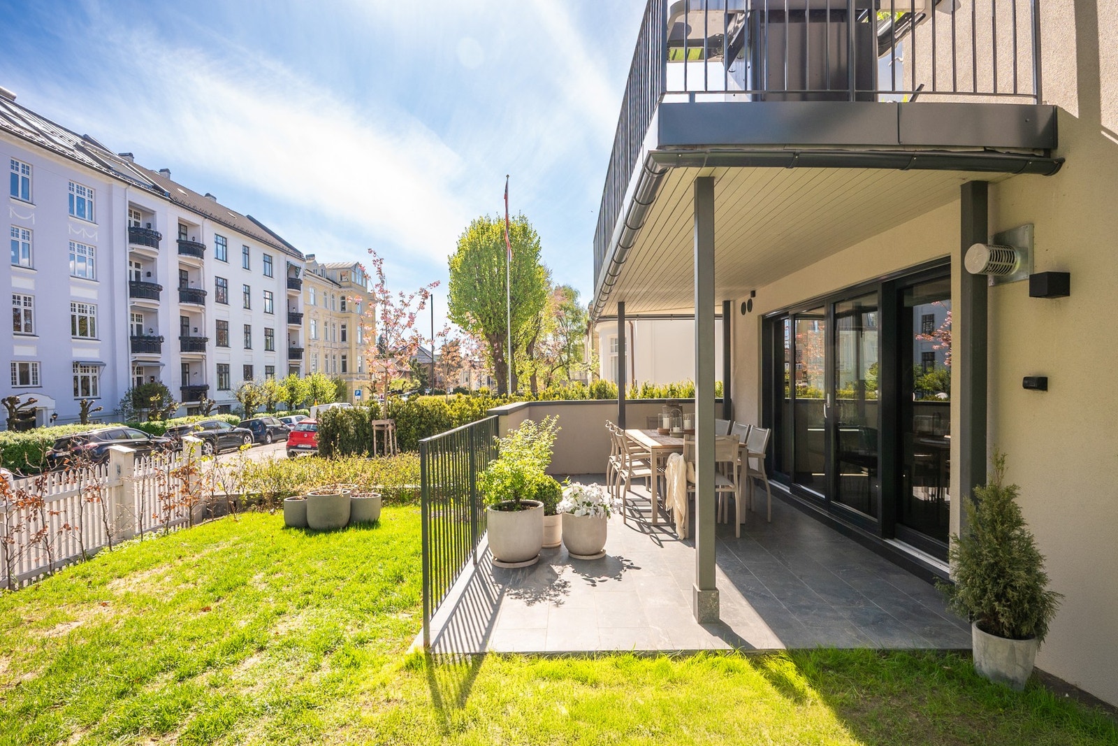 Terrassen foran. Galleribilde