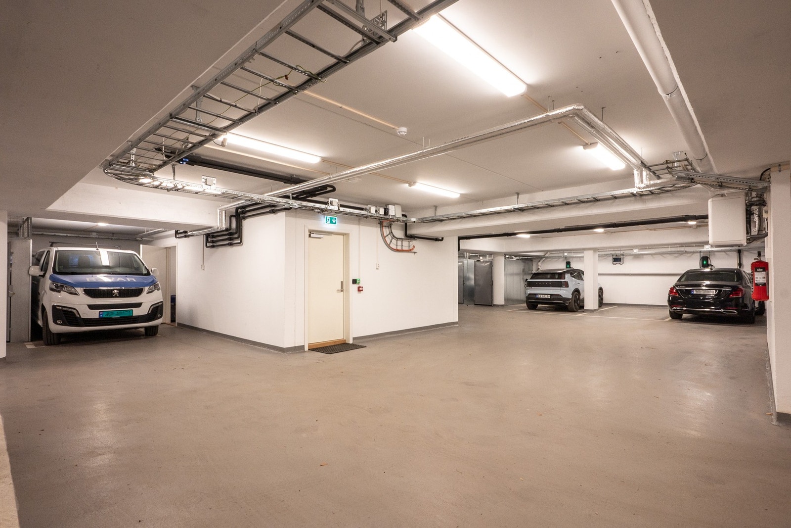 Leiligheten har også to garasjeplasser med enkel heisadkomst. Galleribilde