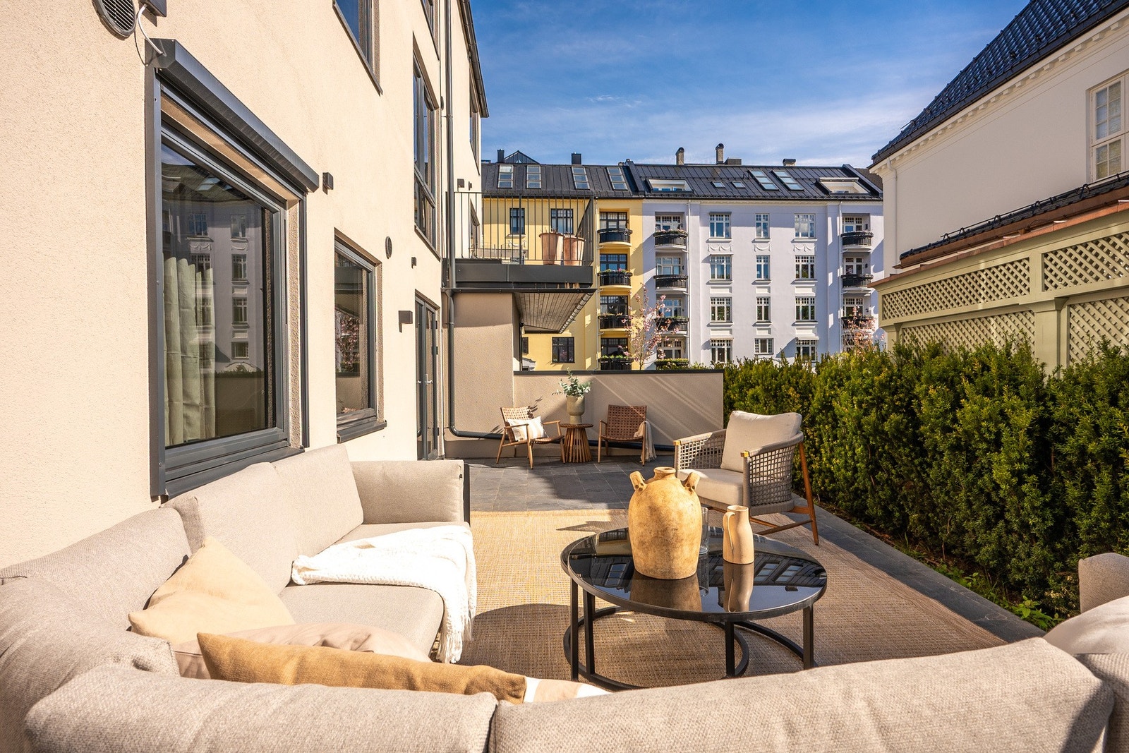 Uteplassen er på ca. 41,49 m2 med god plass til flere sosiale soner. Skjermet område hvor man kan sitte privat til. Galleribilde