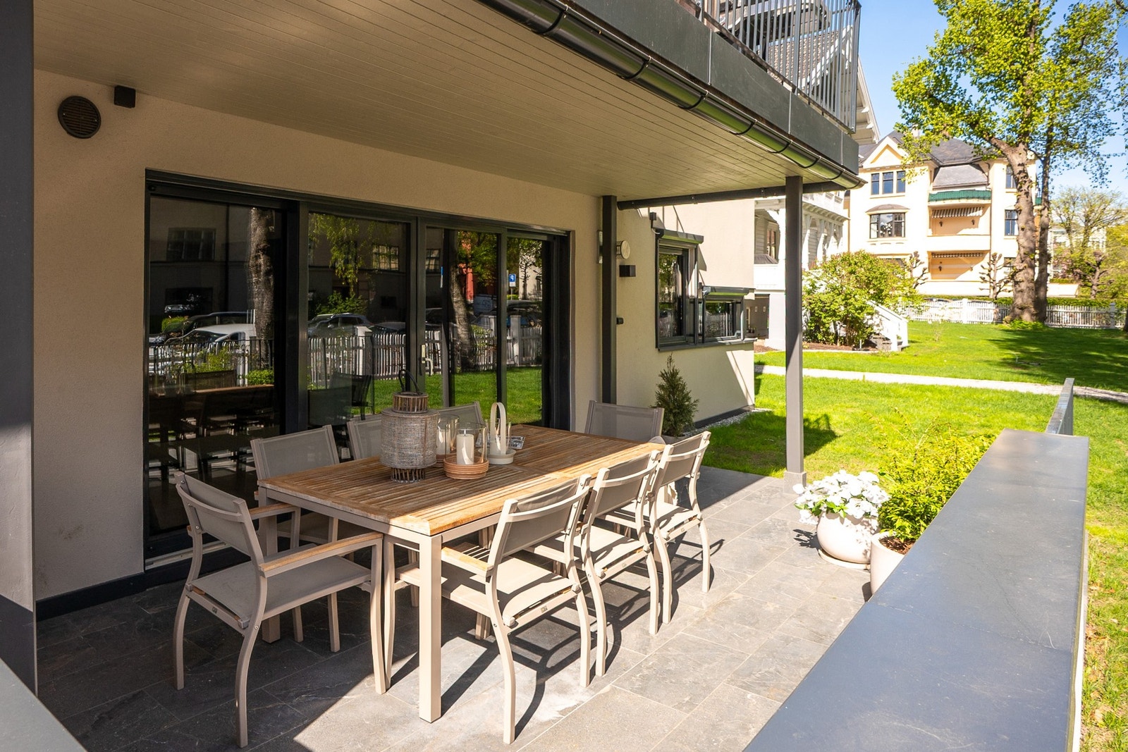 Terrasse på ca. 18,93 m², delvis overbygd så leiligheten fint kan benyttes ved flere årstider. Galleribilde