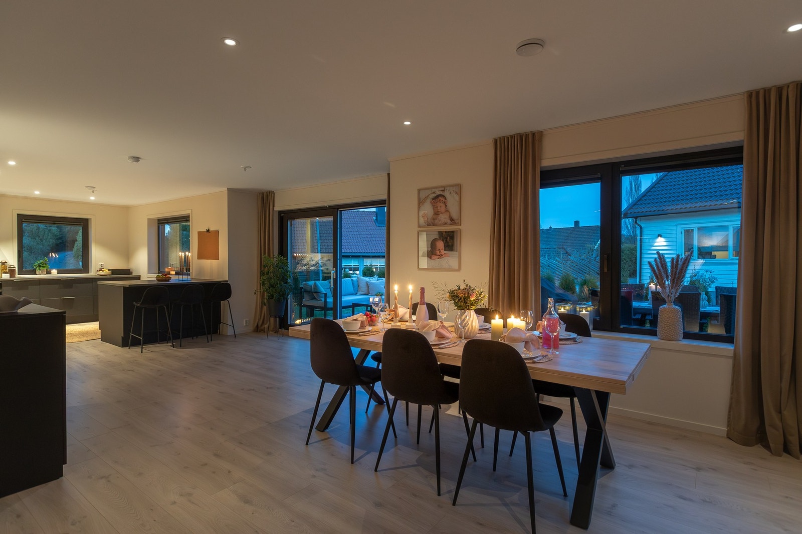 Stuen er romslig, med mye lysinnslipp og en fin energi. Galleribilde