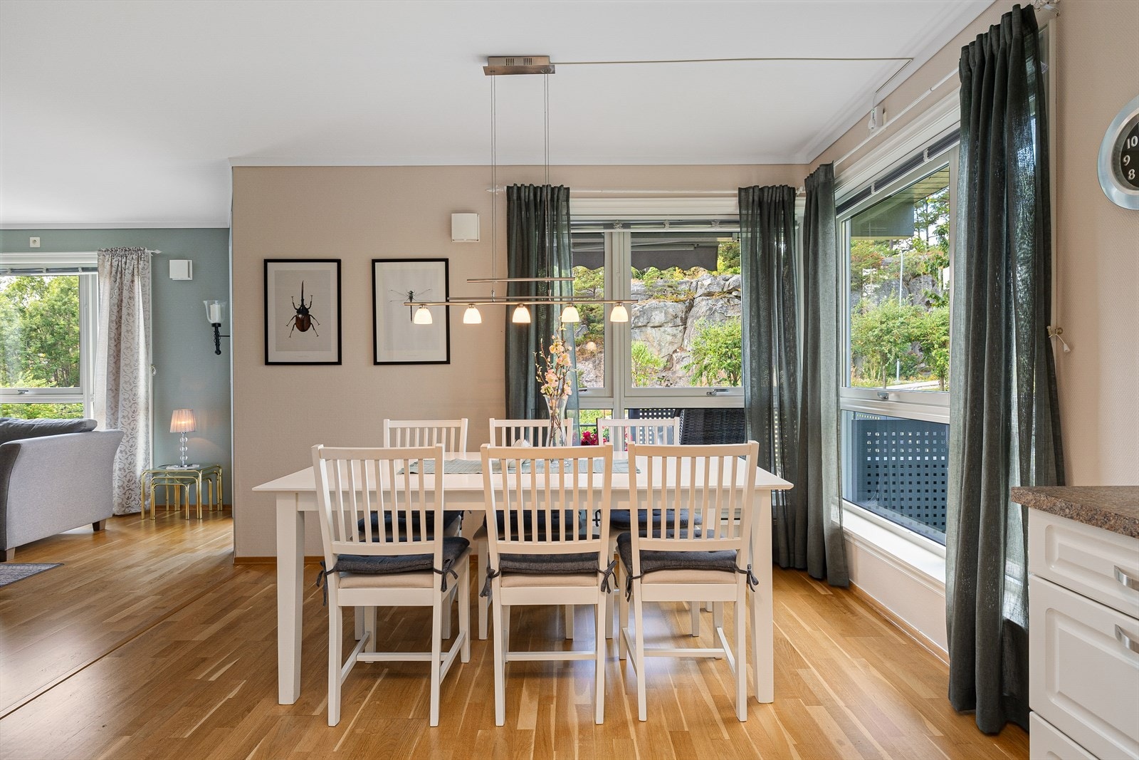 Denne åpne løsningen gir god plass til et stort spisebord, hvor familie og venner kan samles rundt et godt måltid. Den sentrale plasseringen gjør det enkelt å koble stue og kjøkken, samtidig som du får en naturlig overgang mellom de to rommene. Galleribilde