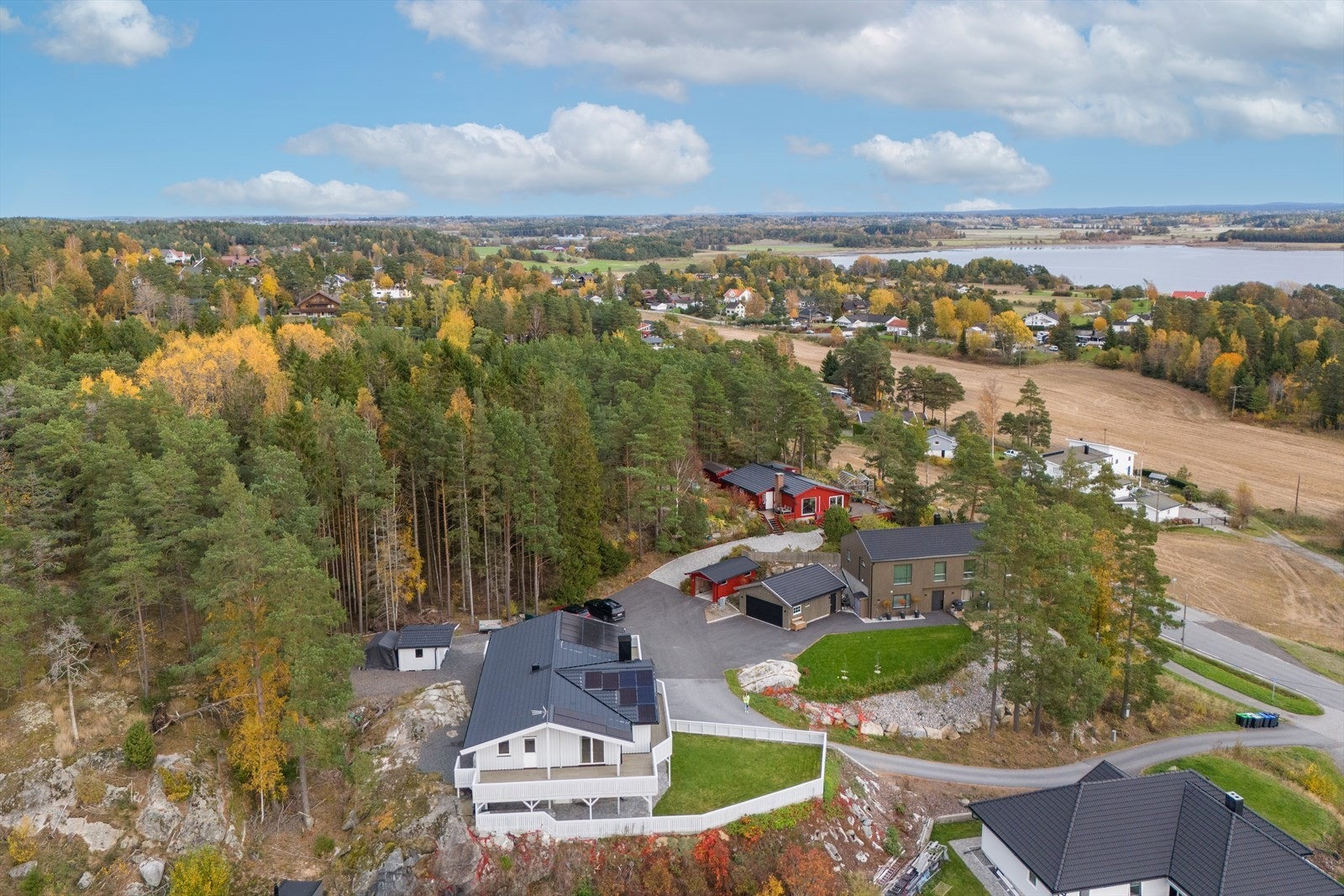 Eiendommen har en attraktiv beliggenhet på et høydedrag med flotte solforhold og luftig utsyn. Beliggenheten i blindvei gir lite gjennomgangstrafikk. Galleribilde