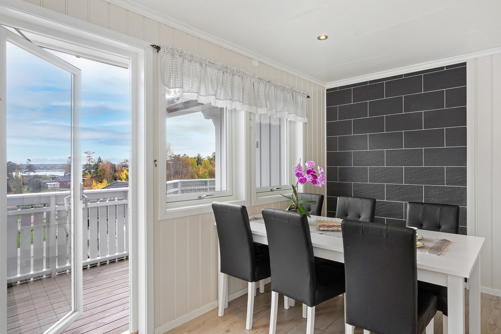 Fra kjøkkenet leder en verandadør ut til den romslige verandaen - perfekt for å nyte måltider og gode stunder utendørs. Galleribilde