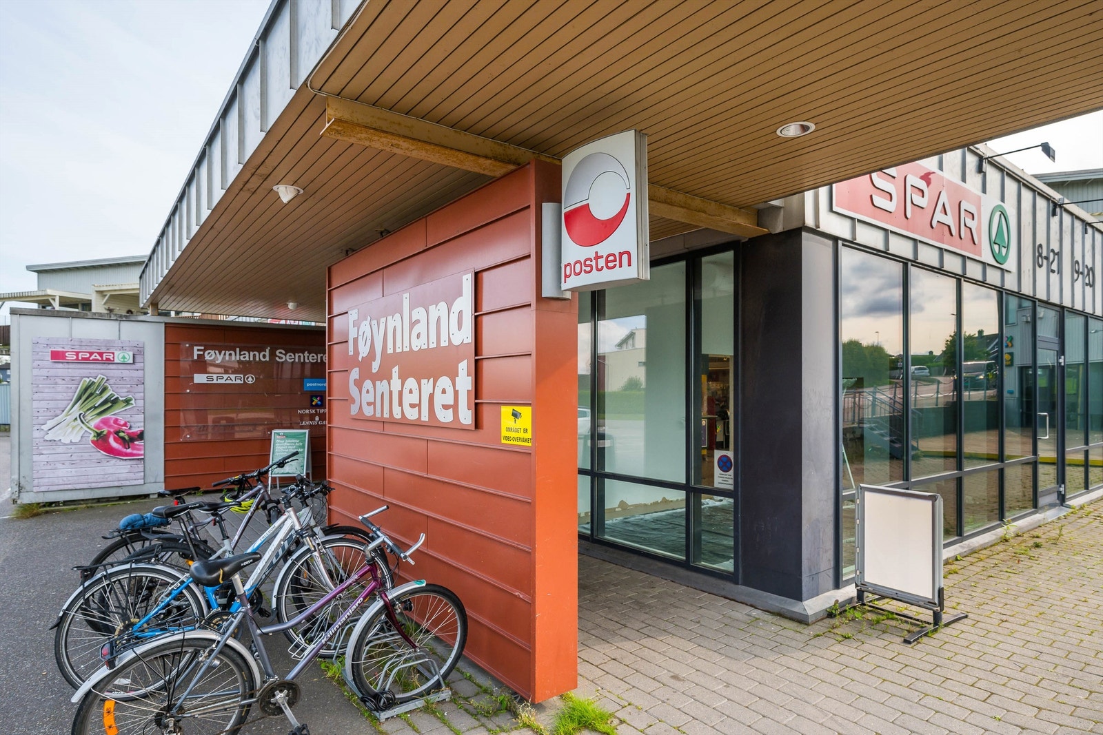 På Foynland finner man et forretningssenter med dagligvarebutikk, kiosk samt gave- og interiørforretning m.m. Galleribilde