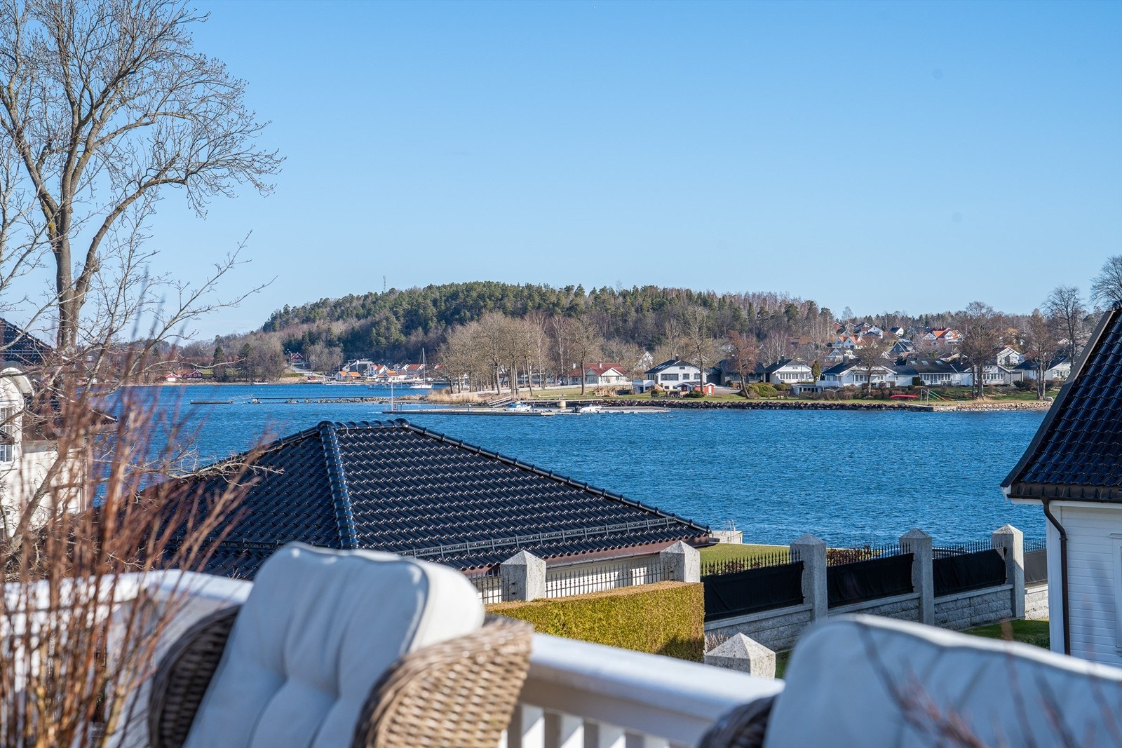 Nydelige uteområdet med gode solforhold og fantastisk sjøutsikt mot innseilingen til Tønsberg. Galleribilde