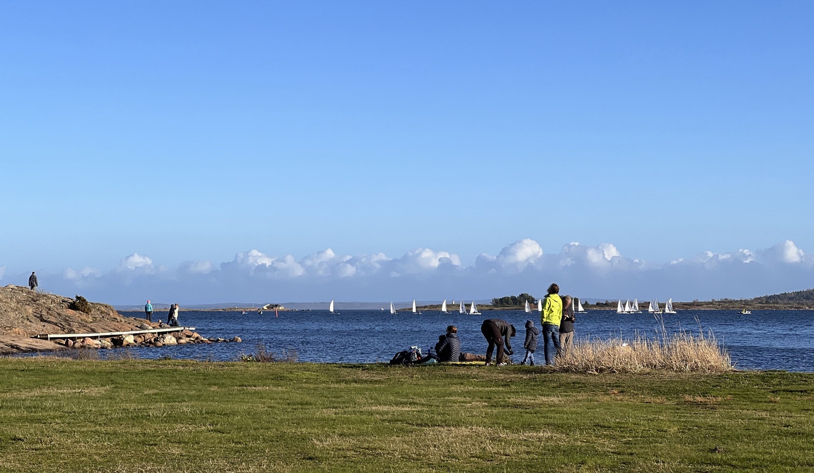 På Fjærholmen finnes badestrender, svaberg og små badeviker. Her holder også Tønsberg Seilforening til - et veletablert og inkluderende seilermiljø for alle aldersgrupper. En stor seilbåthavn ligger på Seilerodden, som i tillegg er et populært utfartsområ Galleribilde