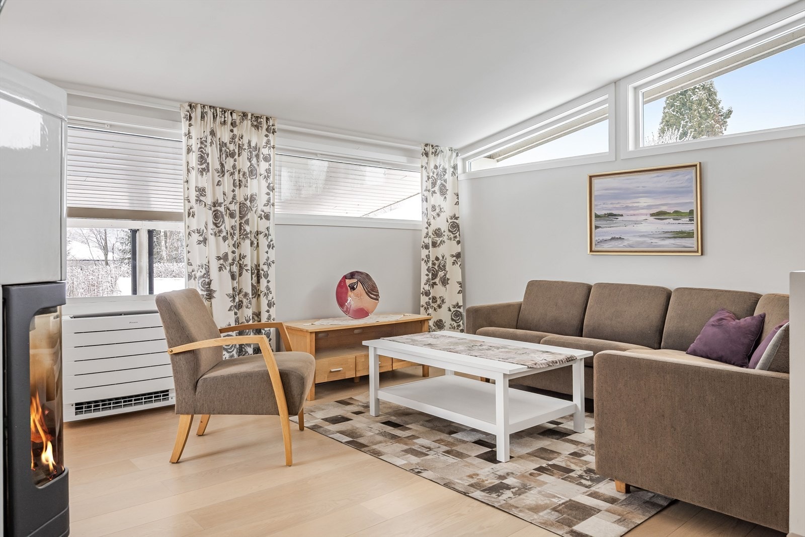 Denne unike boligen har 3 stuer i 1.etasje og passer helt ypperlig til storfamilien. Galleribilde