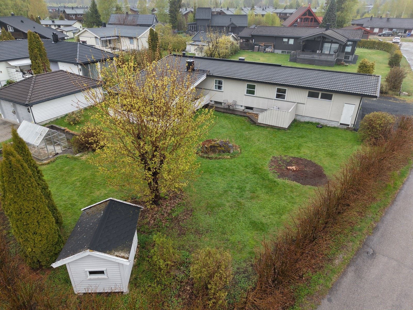 Romslig, solrik tomt på ca. 997,4 kvm. Tomten er pent opparbeidet og har både lekestue og drivhus, samt inntilbygget garasje og bod. Galleribilde