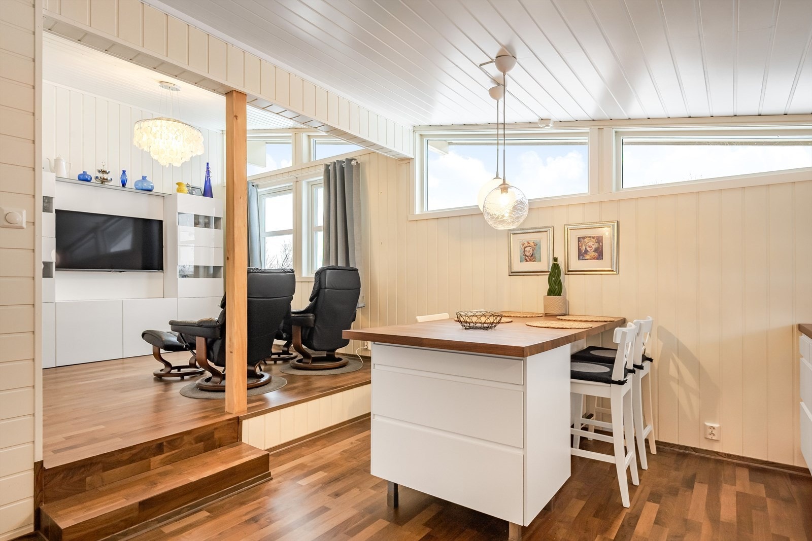 Fra TV-stuen er det adkomst til kjøkkenet, som har en praktisk øy som fint kan benyttes som spisebord. Galleribilde