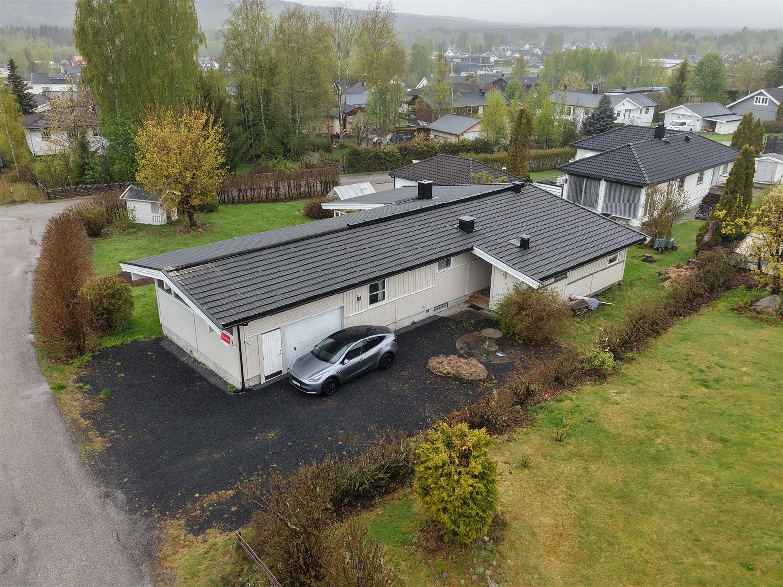 Flott beliggenhet i et stille og rolig boligområde beliggende på en høyde med noe utsikt. Galleribilde
