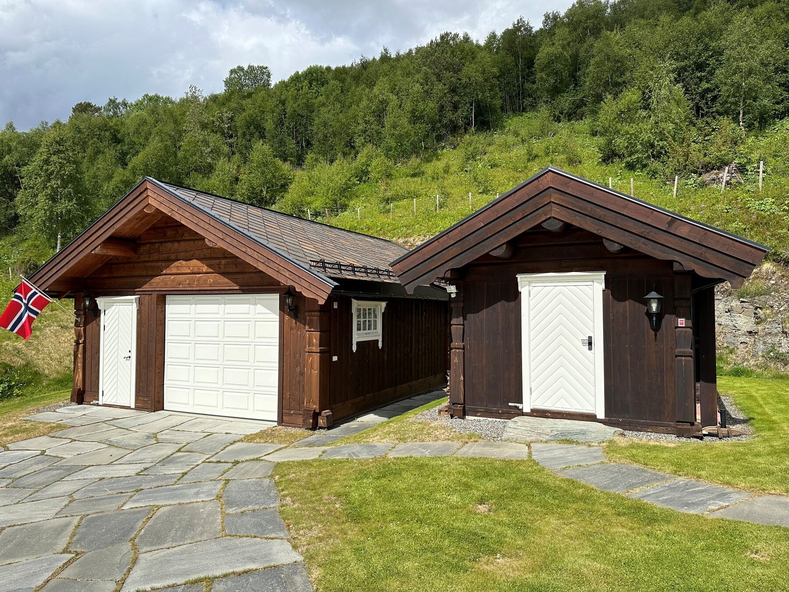 Uthus/ anneks og garasje. Garasje fra 2018 med billader, god plass til sportsutstyr, ved og annet Galleribilde
