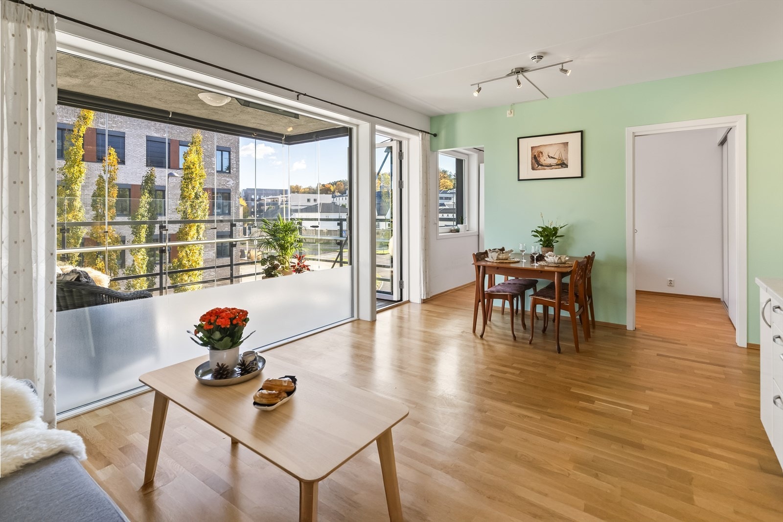 Fra stuen har man utgang til innglasset balkong, her får man en følelsen av forlengelse av stuen. Galleribilde