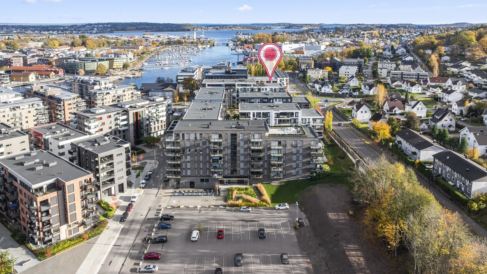 For sport og fritid finnes gode tilbud i nærheten, med blant annet Kaldnesbanen. Treningssentre som Spenst Tønsberg og WellnessClub Tønsberg nås på ca. 14 minutter til fots. Galleribilde